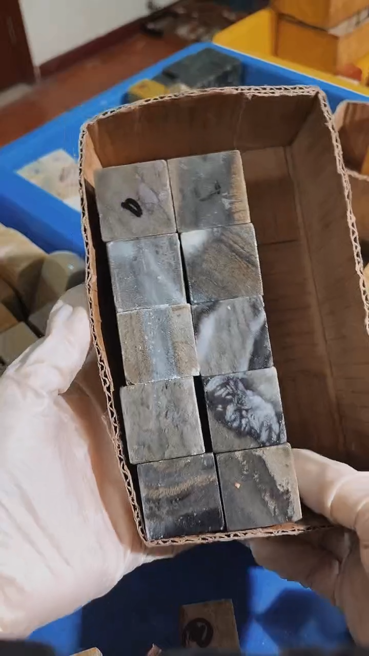 老挝石用****1瑕疵不规则章