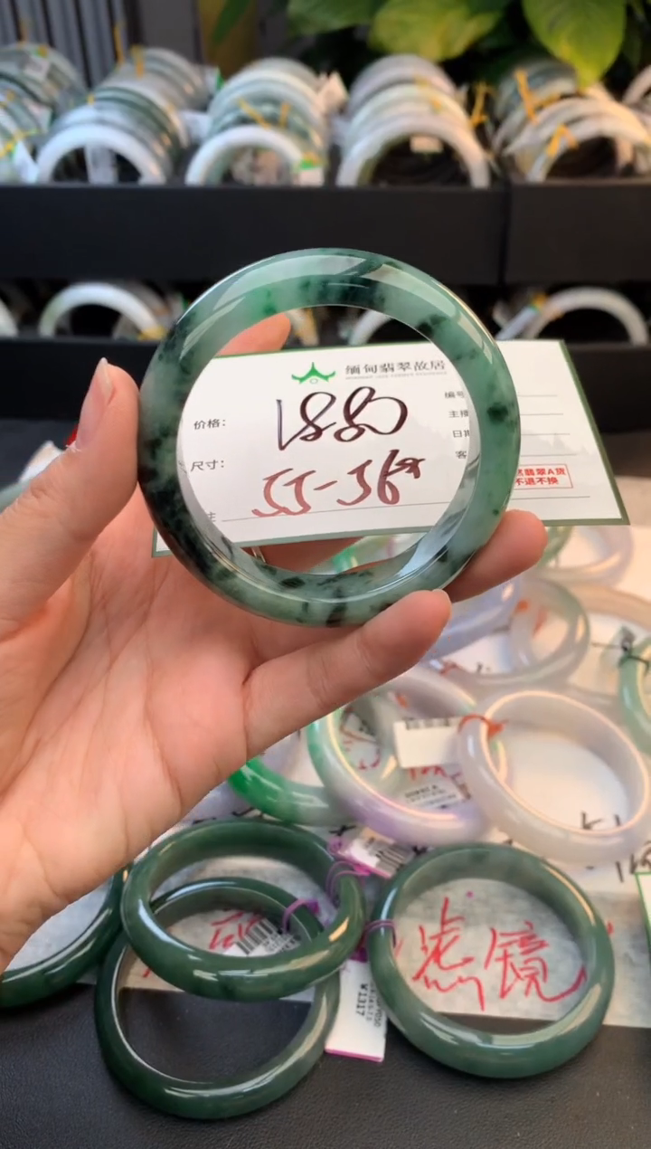 未镶嵌定制翡翠毛货需精细抛光+多人
