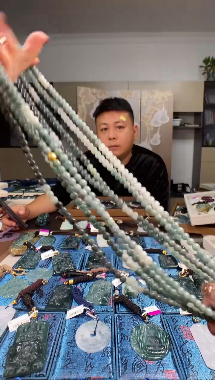 颈饰未镶嵌翡翠   多样性发其一