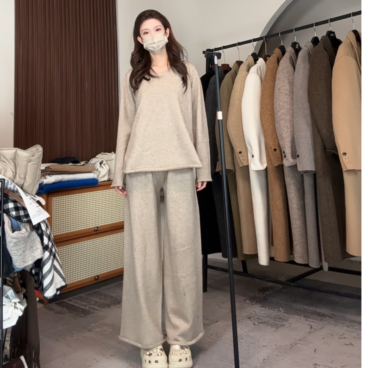 极简风V领套装女秋冬松弛感软糯阔腿裤针织打底衫两件套