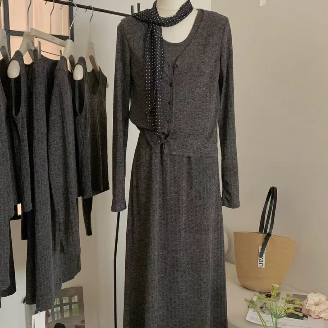 十三行2025春季V领内搭背心长袖针织开衫高腰A字半身裙