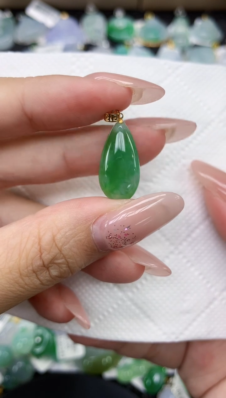 颈饰18K金镶嵌翡翠1111111111