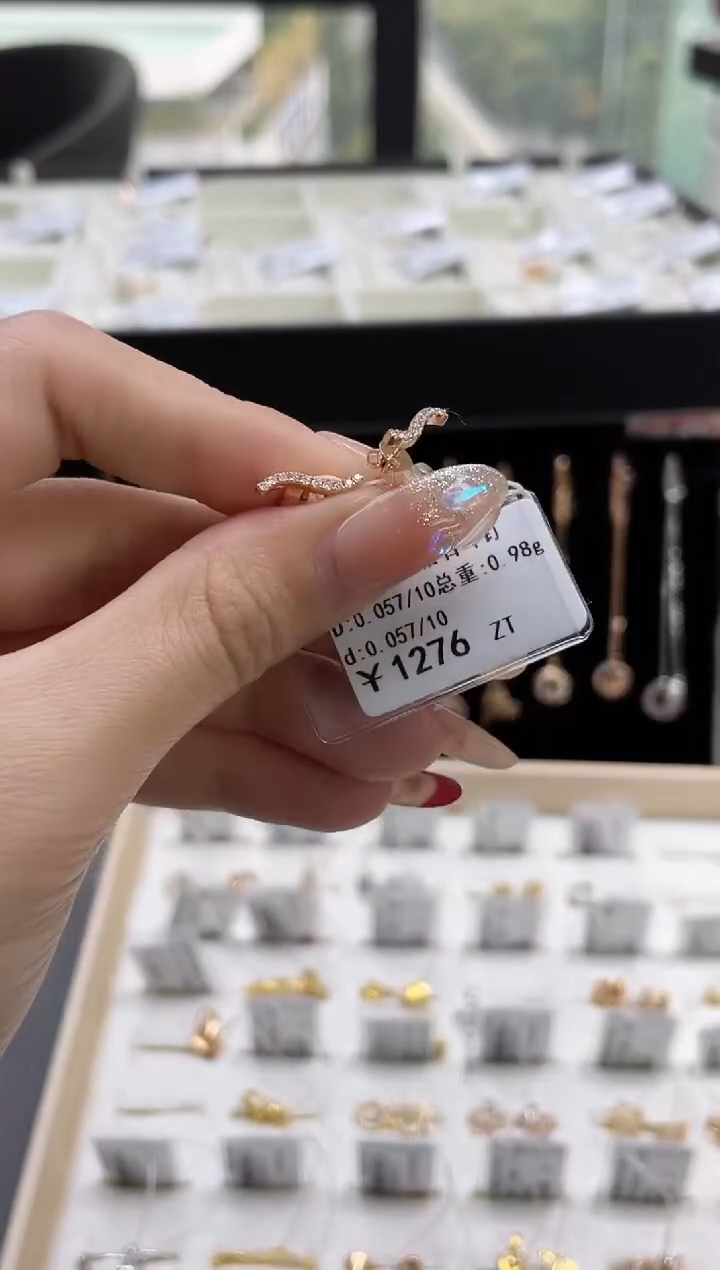 【闪购商品】钻石耳饰18K金镶嵌剪断标绳不退不换