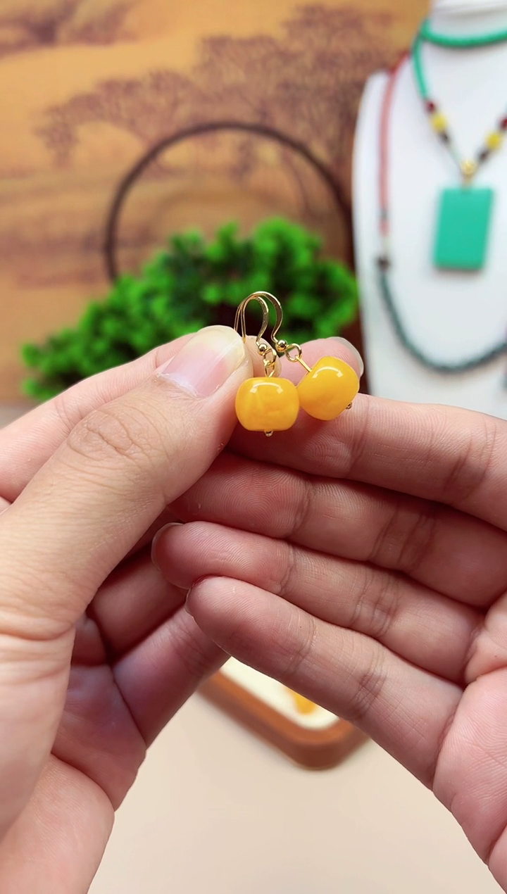 14K金镶嵌蜜蜡耳饰e01