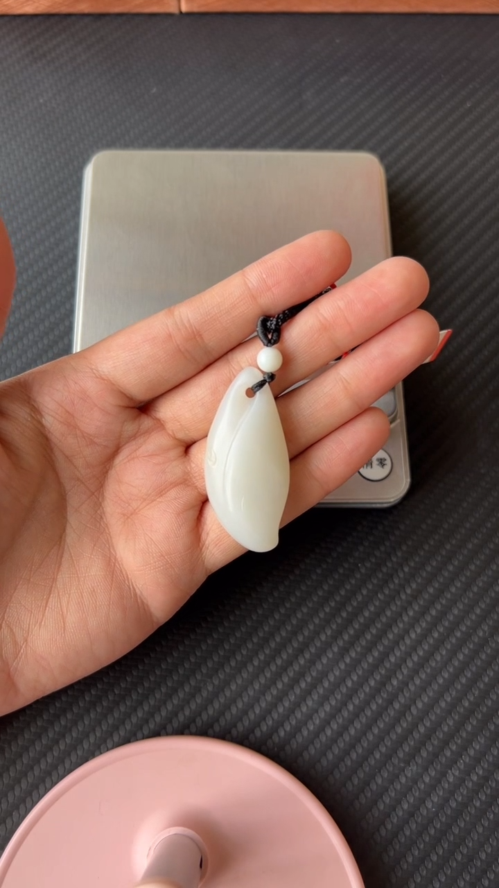 【闪购商品】和田玉吊坠(赠链)未镶嵌且末微色差米达