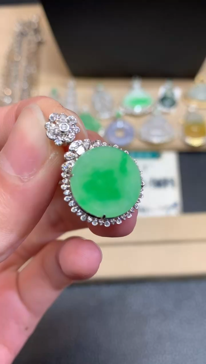 【闪购商品】翡翠颈饰18K金镶嵌无事牌【无服务费】