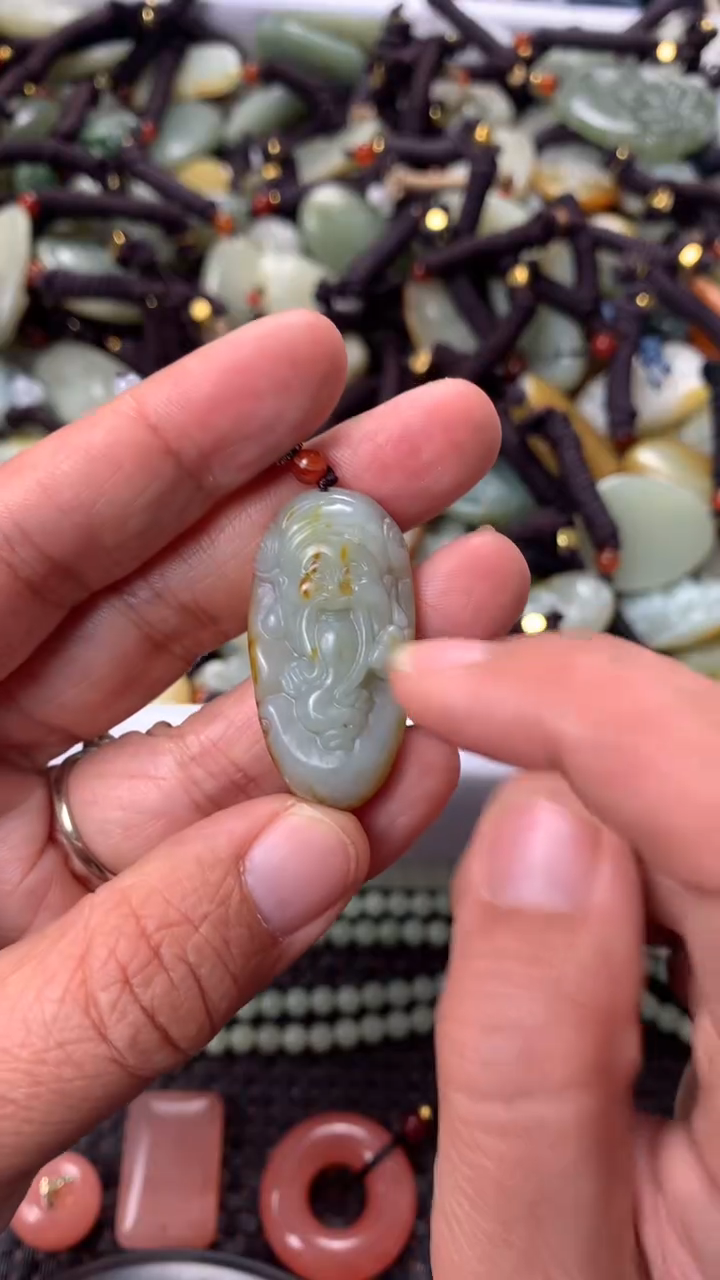 【闪购商品】和田玉颈饰未镶嵌多样性发货没有证书，拍一发一.有瑕