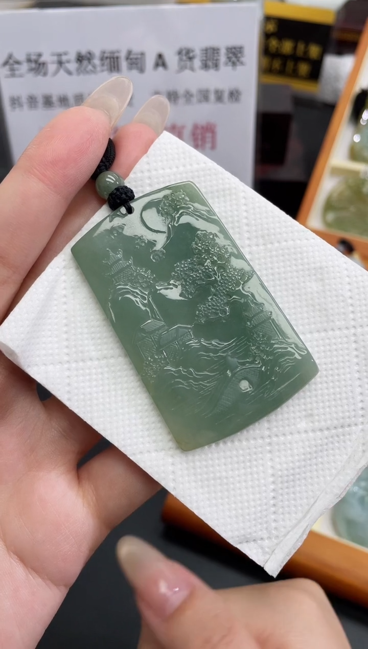 翡翠未镶嵌颈饰山水