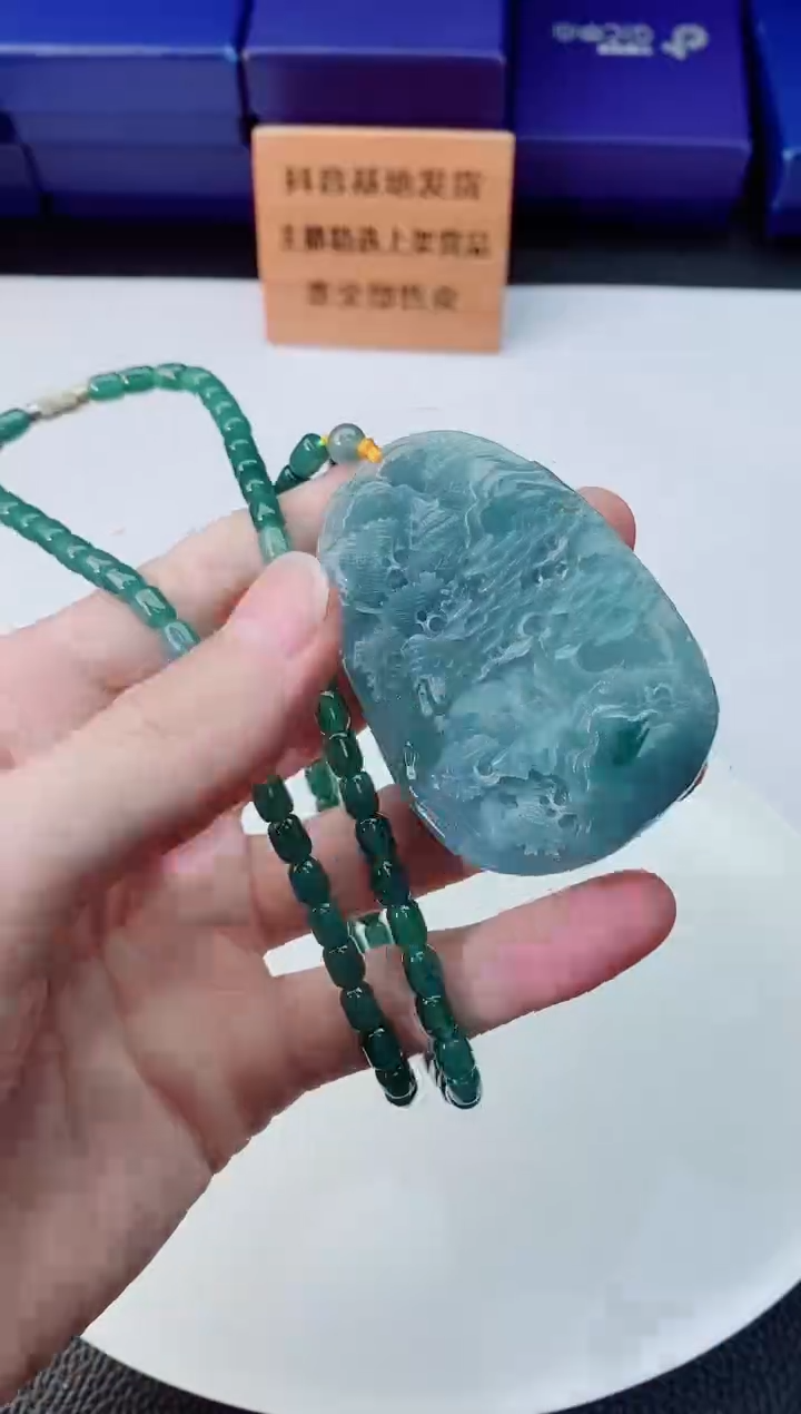 翡翠未镶嵌颈饰  `