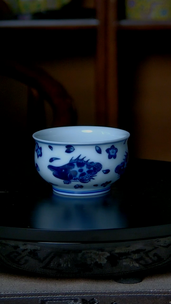 景德镇手工青花桃花鳜鱼炉式杯