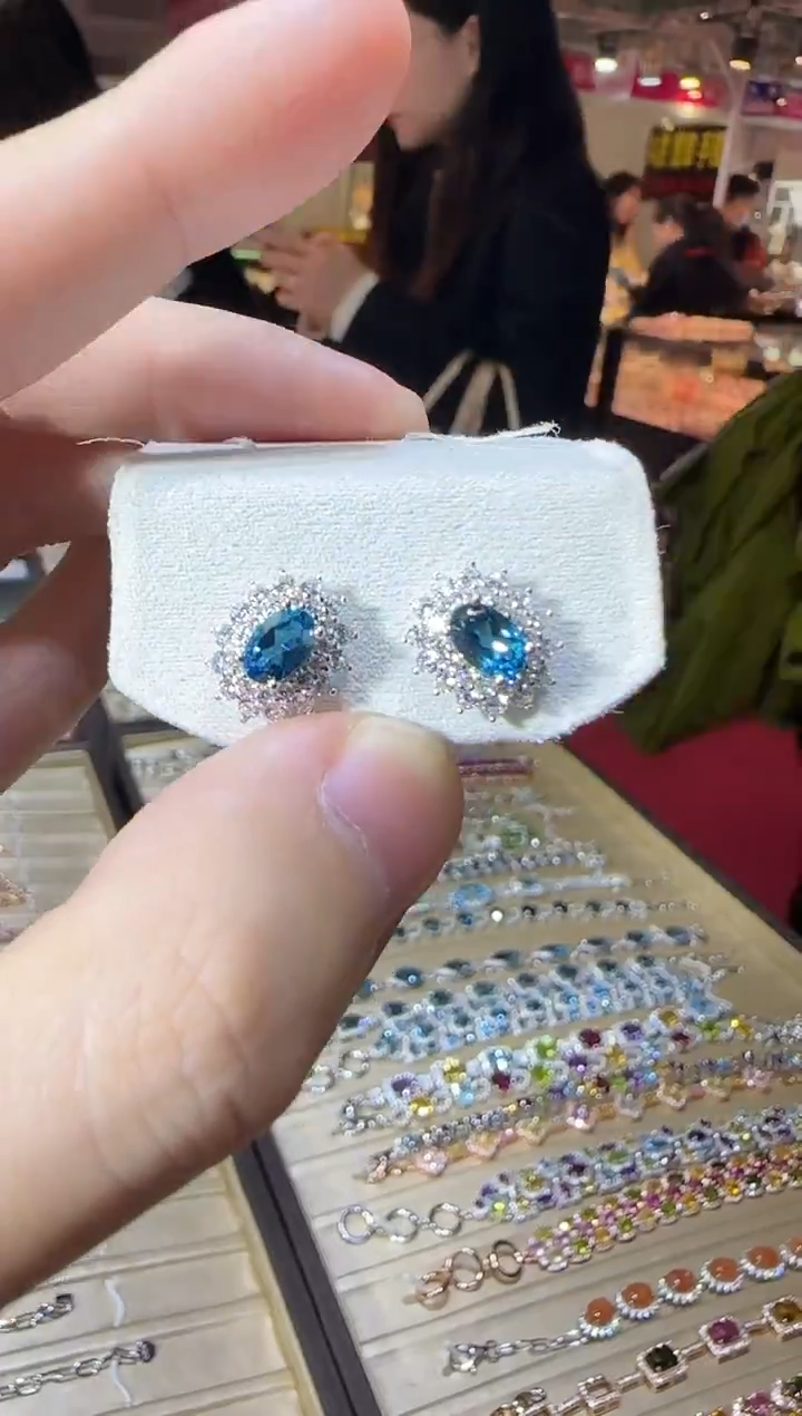 银S925镶嵌托帕石耳饰5*7mm伦敦蓝耳钉