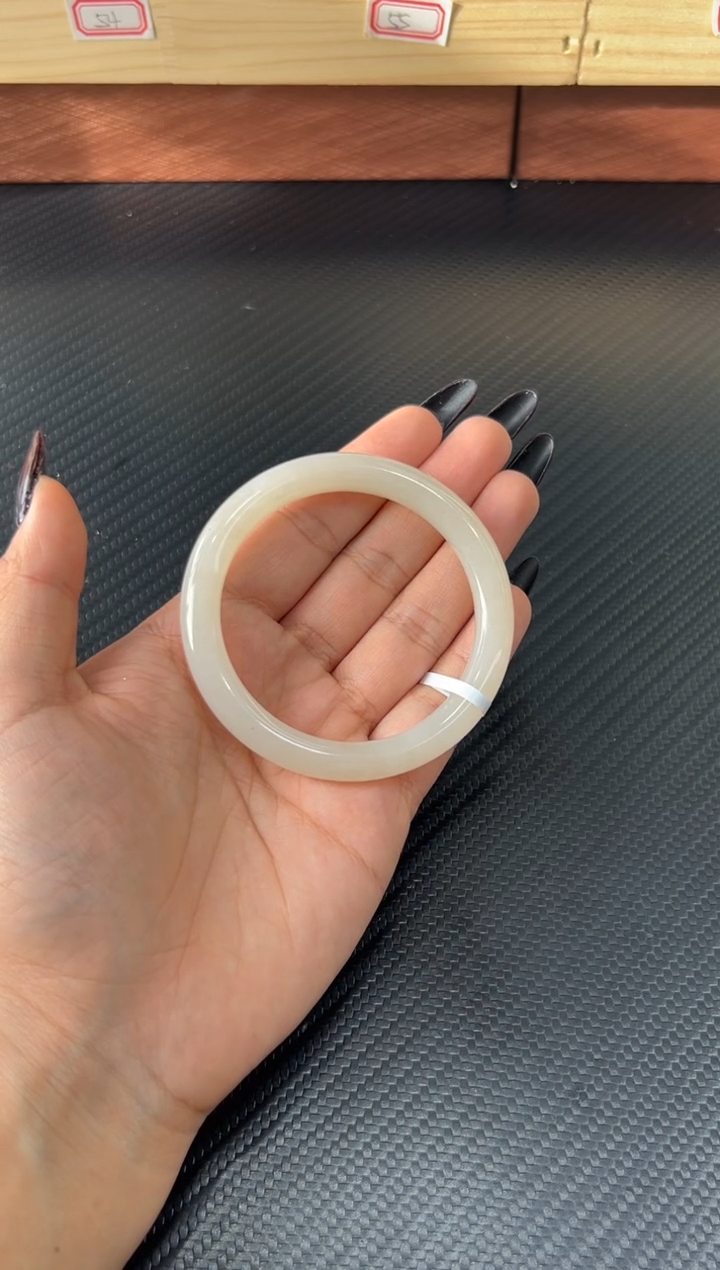 未镶嵌手镯和田玉小**暖金山微色差55+Mm