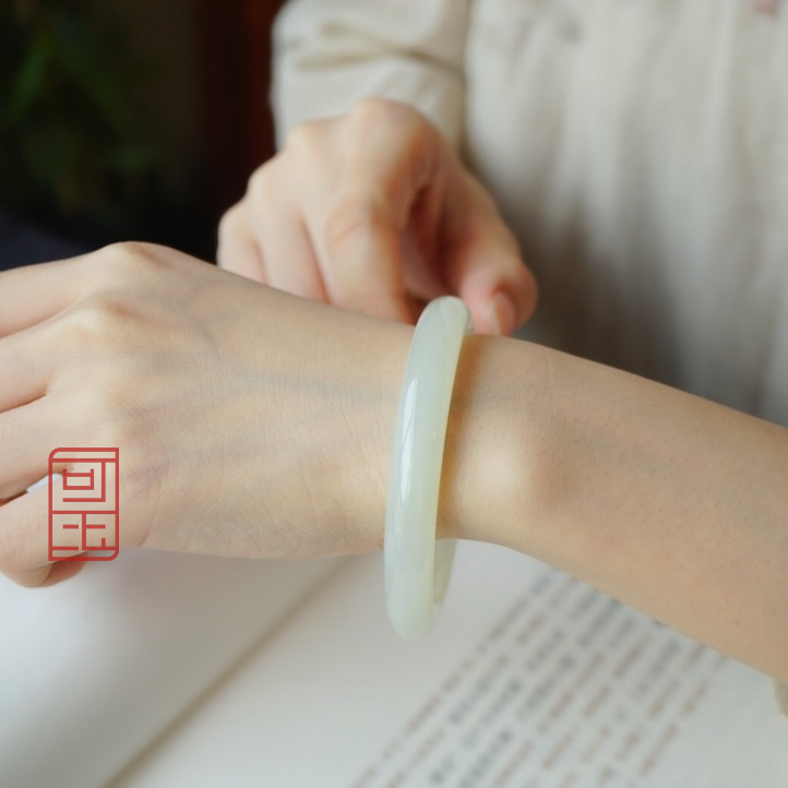 可玉方逑高冰白——天然和田玉手镯高冰白晴水女款时尚白玉精美手镯