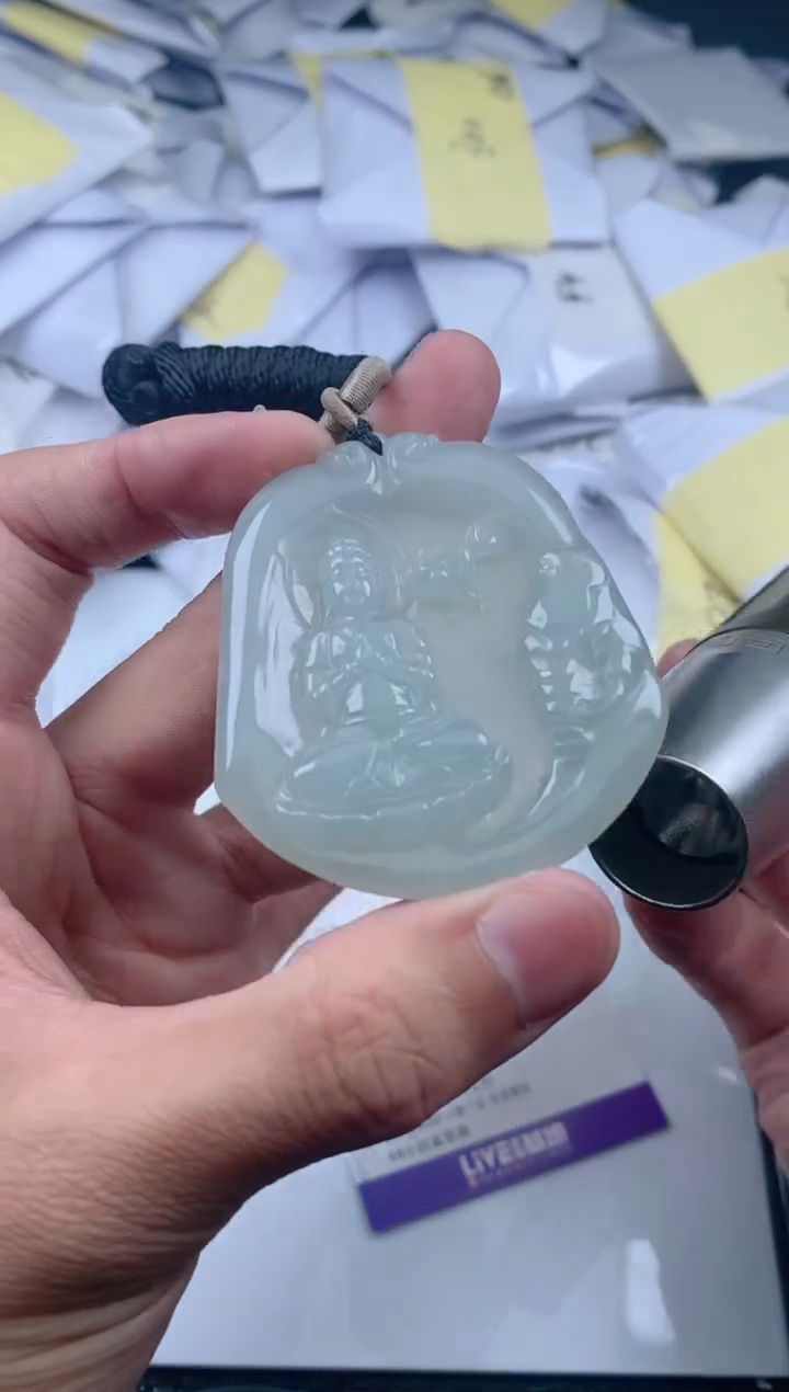 翡翠未镶嵌颈饰           