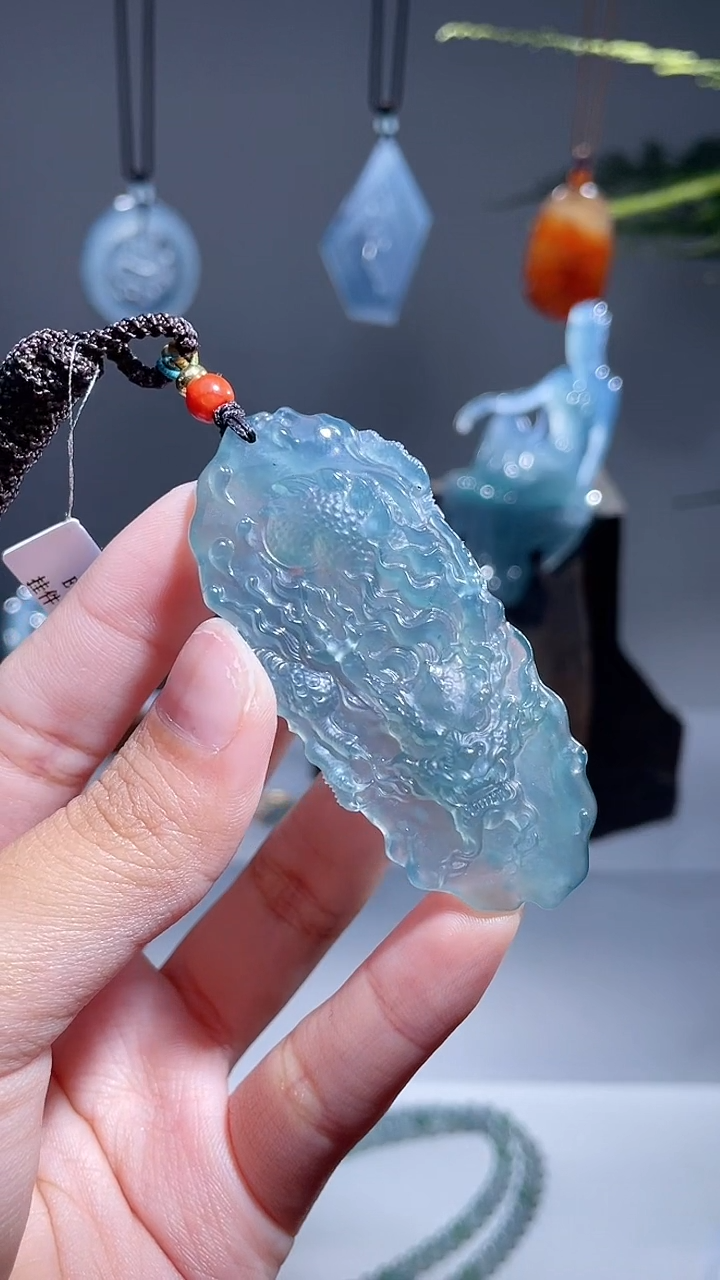 颈饰未镶嵌翡翠龙牌