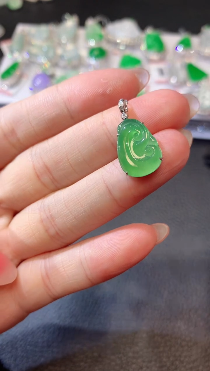 【闪购商品】翡翠吊坠(不含链)18K金镶嵌A9