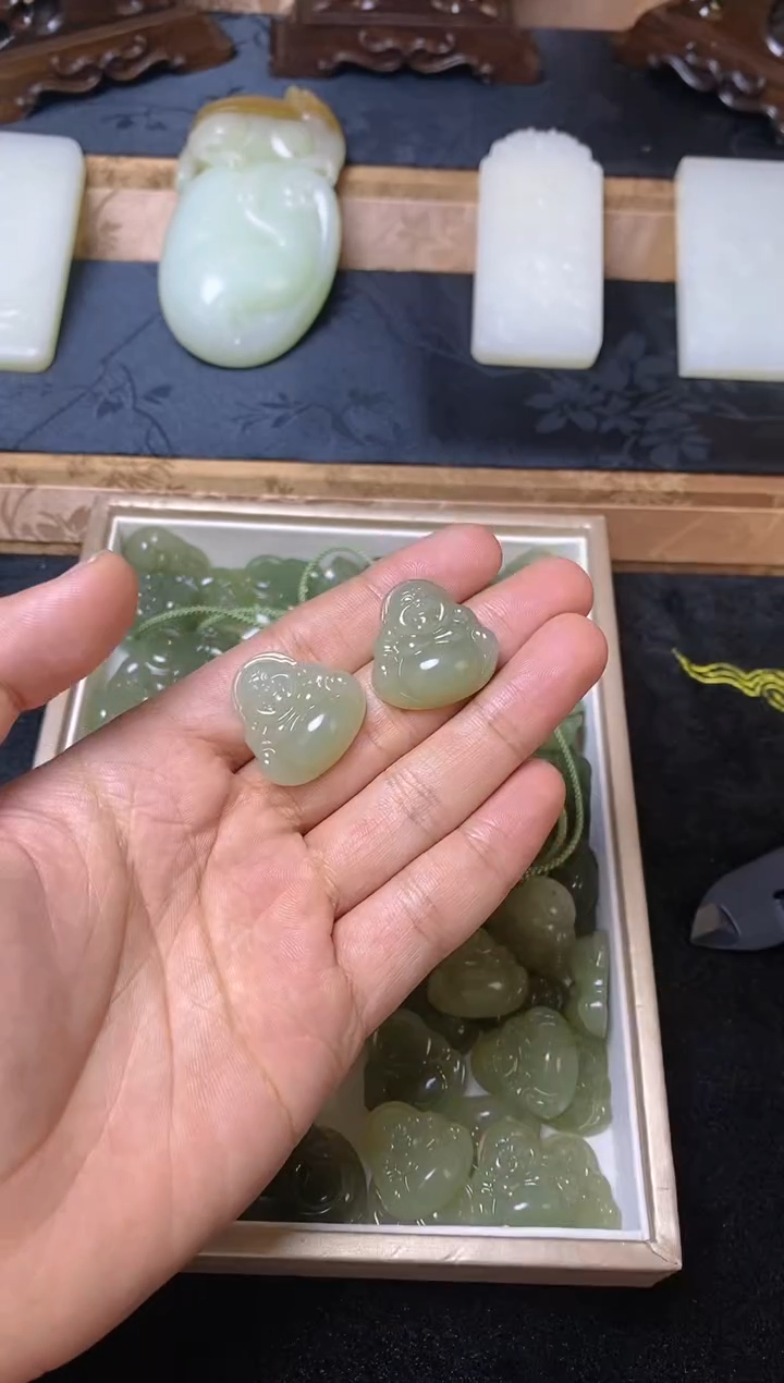 和田玉未镶嵌吊坠(不含链)和田玉高冰起荧光佛公吊坠一件