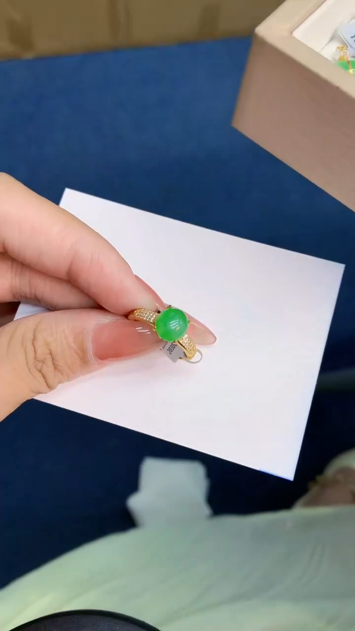 翡翠未镶嵌颈饰          1