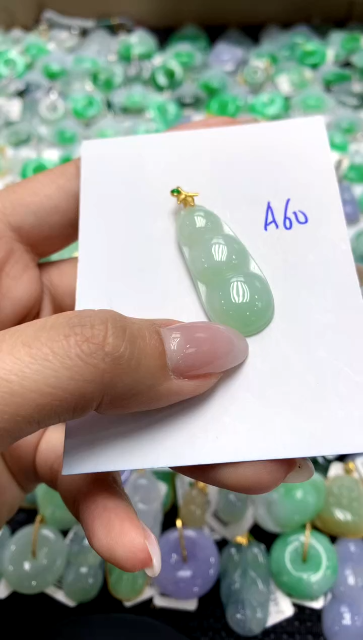 翡翠未镶嵌颈饰1111111111111111