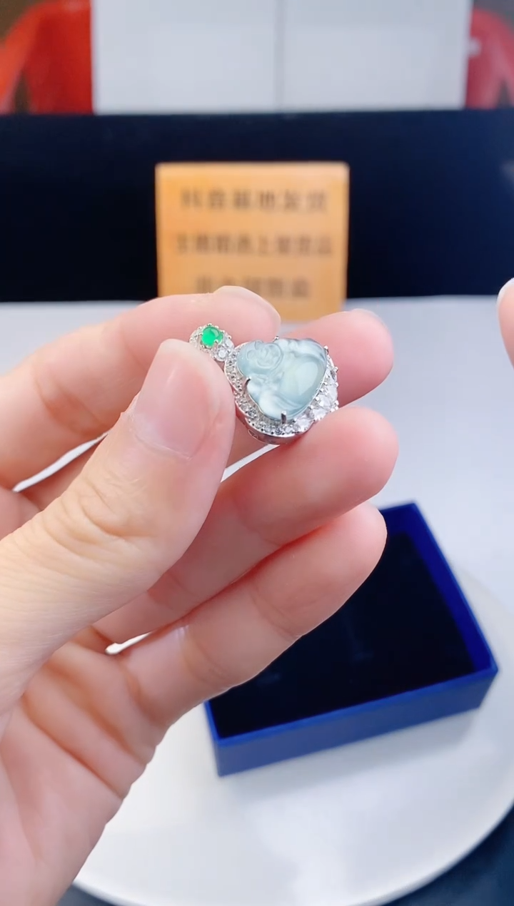 颈饰未镶嵌翡翠  