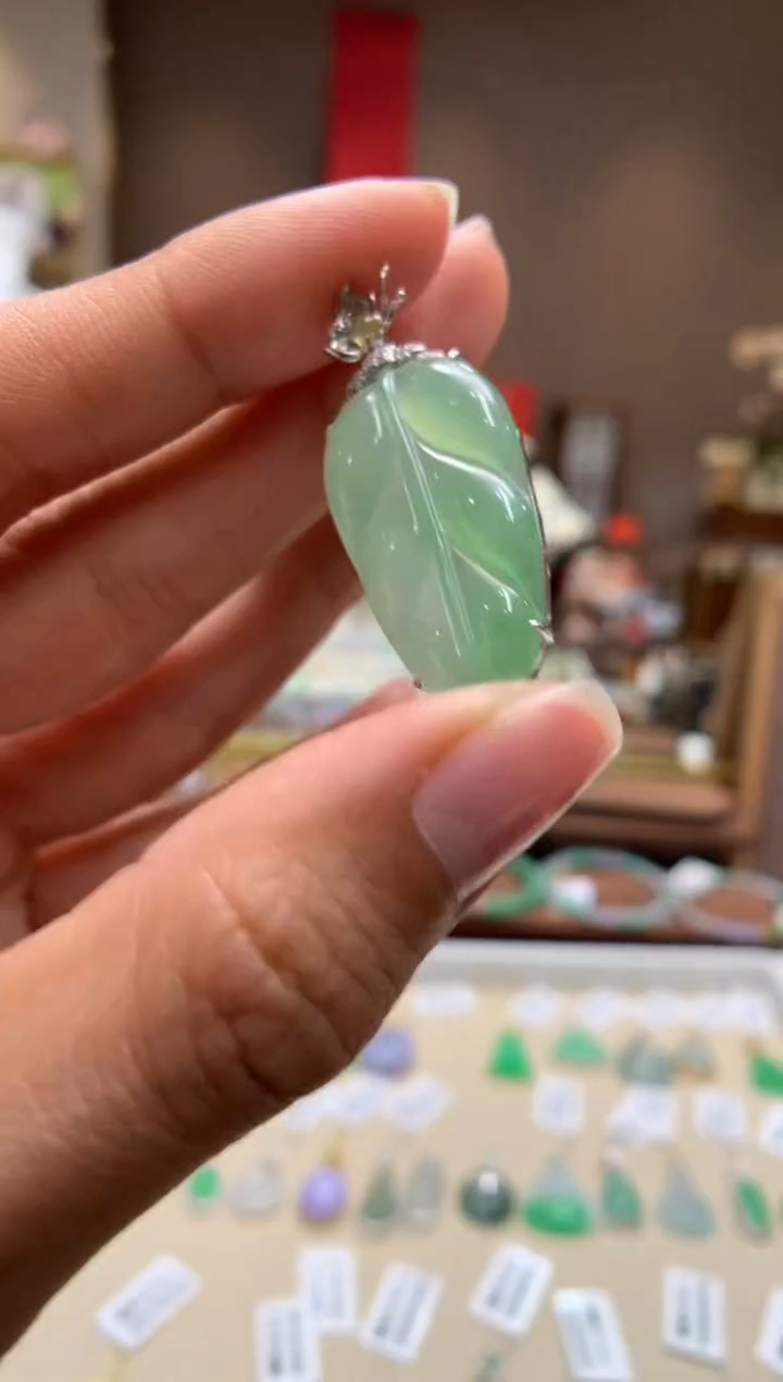 【闪购商品】翡翠颈饰18K金镶嵌叶子
