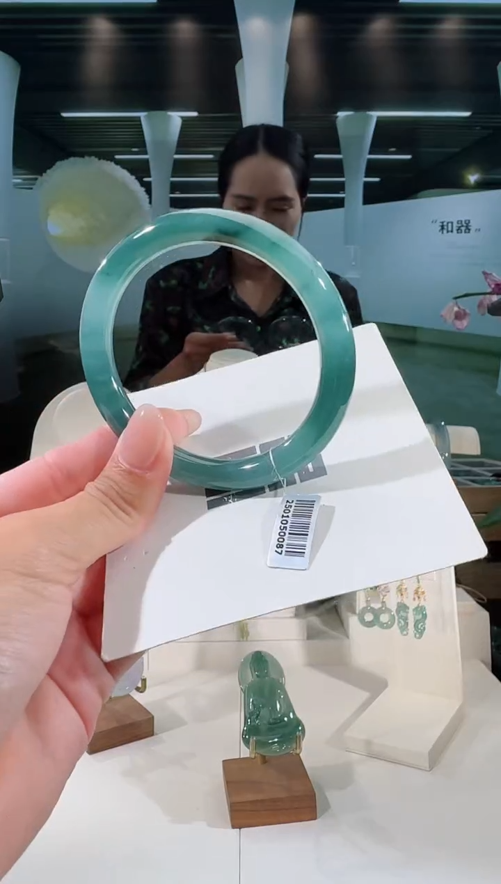 翡翠手镯未镶嵌57圈