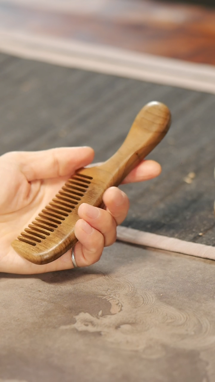 【闪购商品】金丝楠木雕简约手柄梳