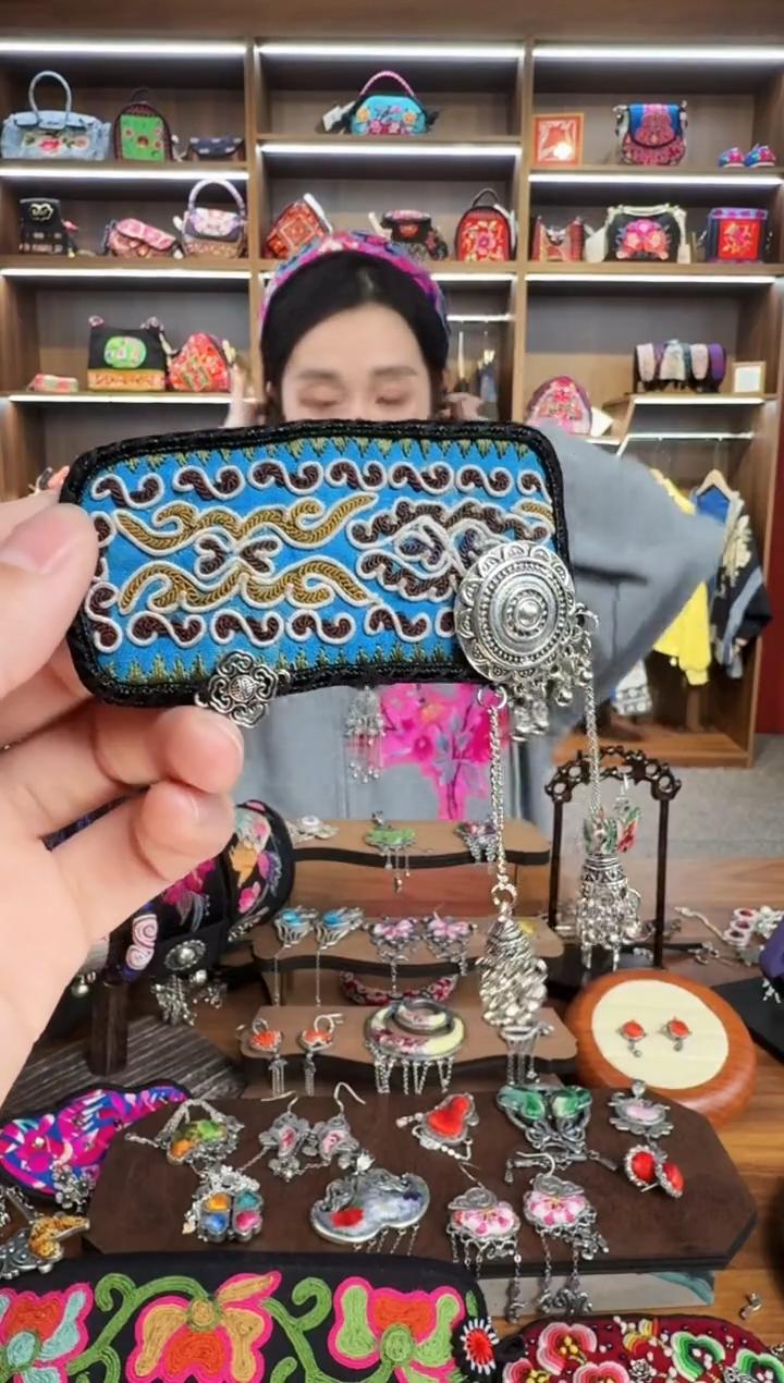 【闪购商品】织绣113蒙阿苏苗绣传承