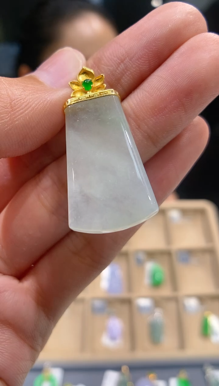 【闪购商品】翡翠吊坠(不含链)18K金镶嵌无事牌