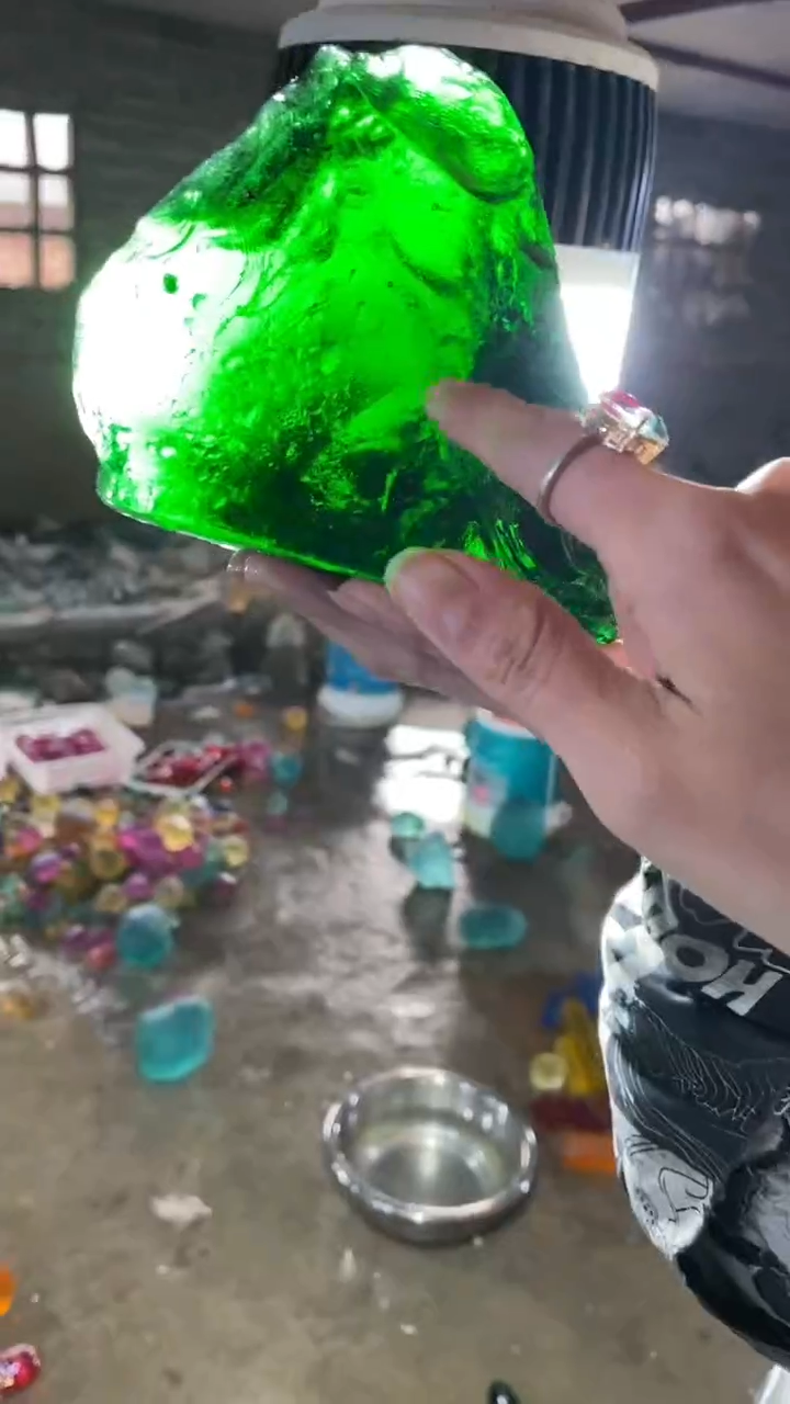 新疆五彩石原石摆件