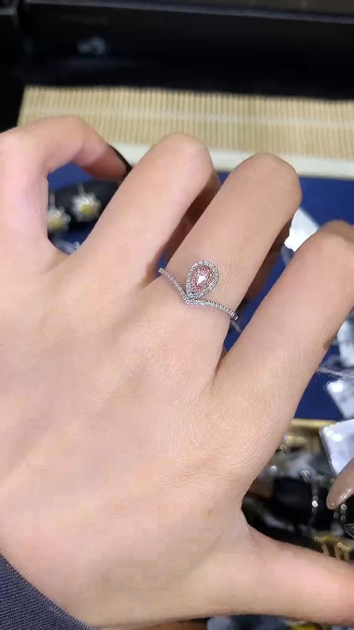 【闪购商品】钻石戒指18K金镶嵌粉钻钻石戒指