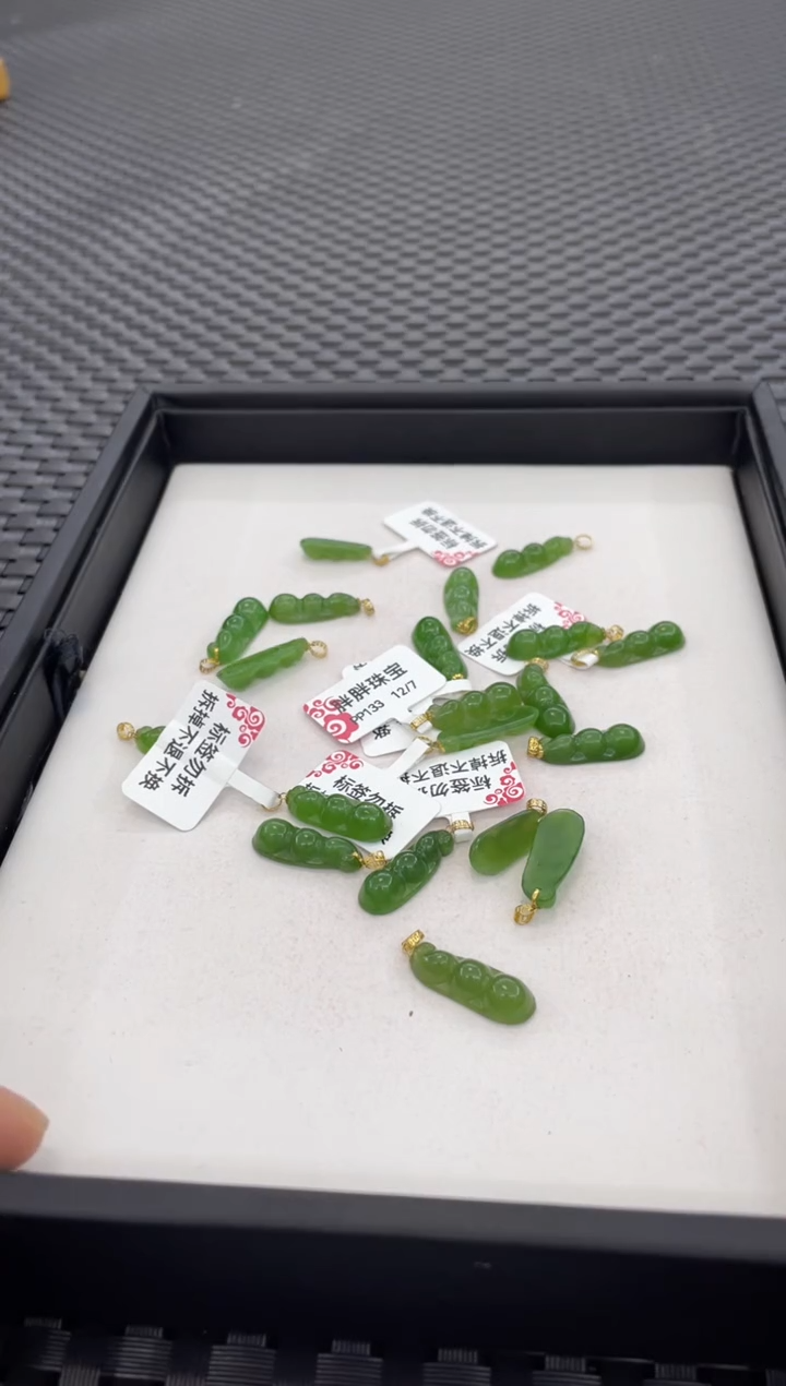 吊坠(不含链)18K金镶嵌和田玉四季豆（多样性发一件）PP133