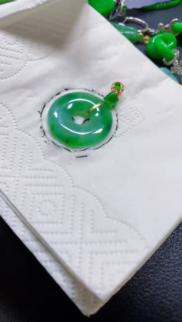 颈饰18K金镶嵌翡翠甜甜圈
