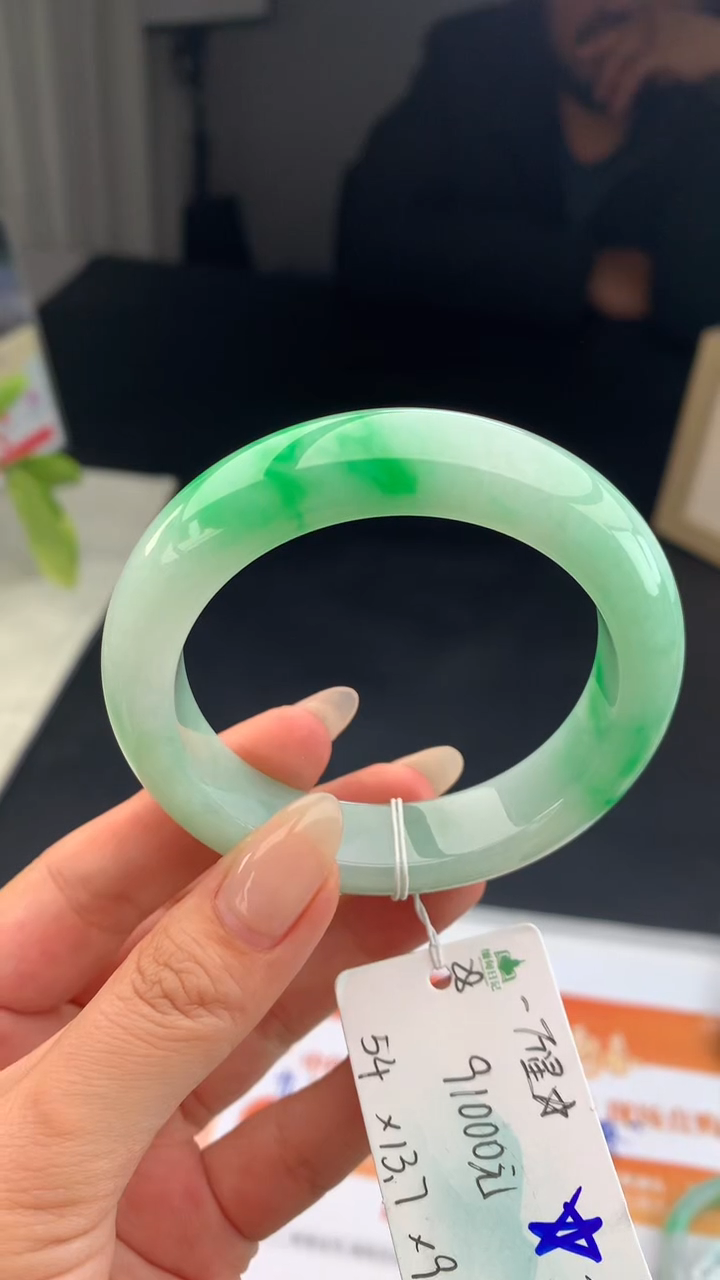 【闪购商品】翡翠手镯未镶嵌 #情人节#送礼，下单联系客服核对地址~