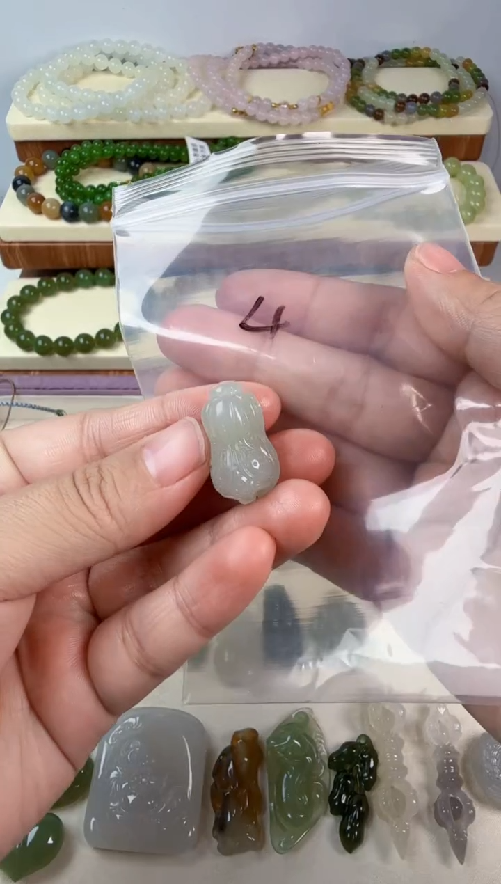 颈饰未镶嵌和田玉白菜