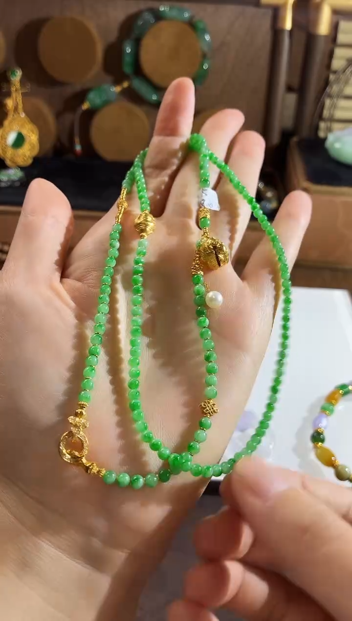 颈饰18K金镶嵌翡翠珠串