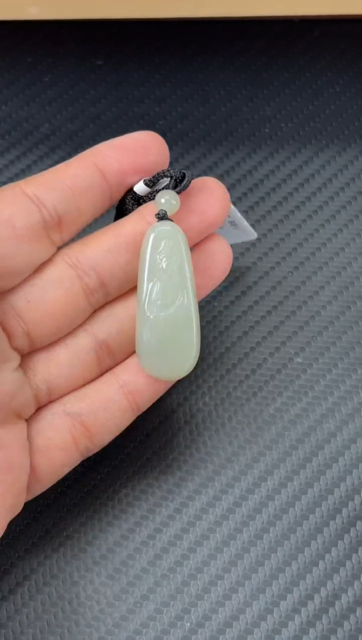 吊坠(赠链)未镶嵌和田玉且末近矿微色差吊坠j
