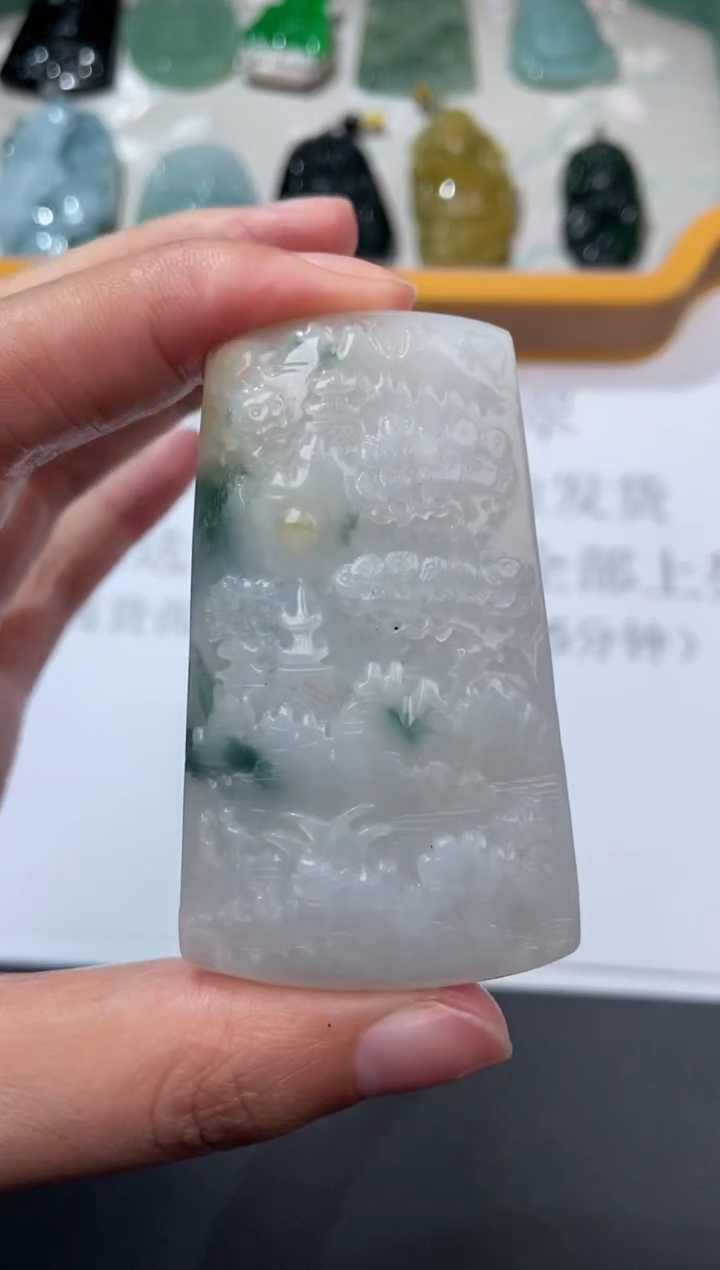 未镶嵌挂件翡翠371952    多人  