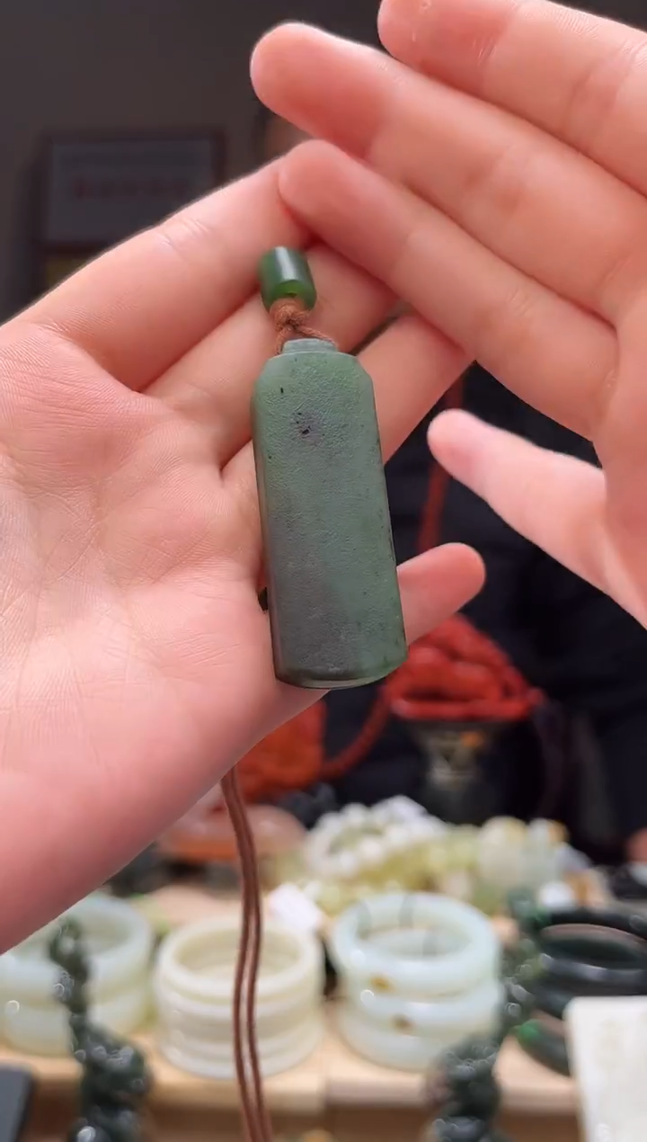 颈饰未镶嵌和田玉吊坠