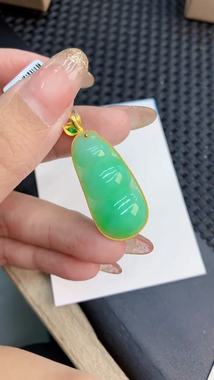 翡翠18K金镶嵌颈饰             81