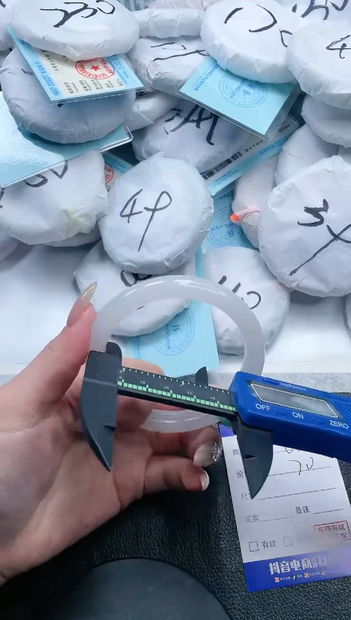 【闪购商品】石英质玉手镯未镶嵌21V208-62