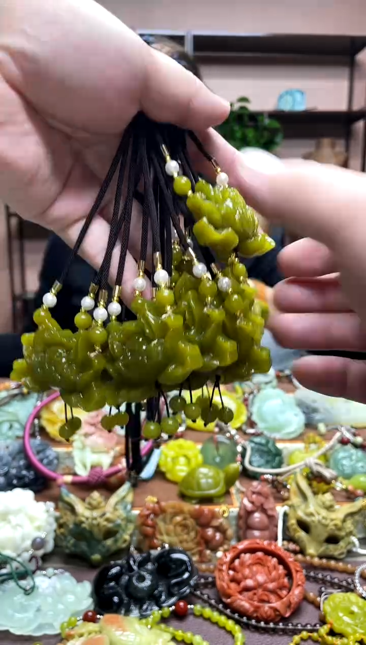 未镶嵌岫玉颈饰多样性发货发其中之一