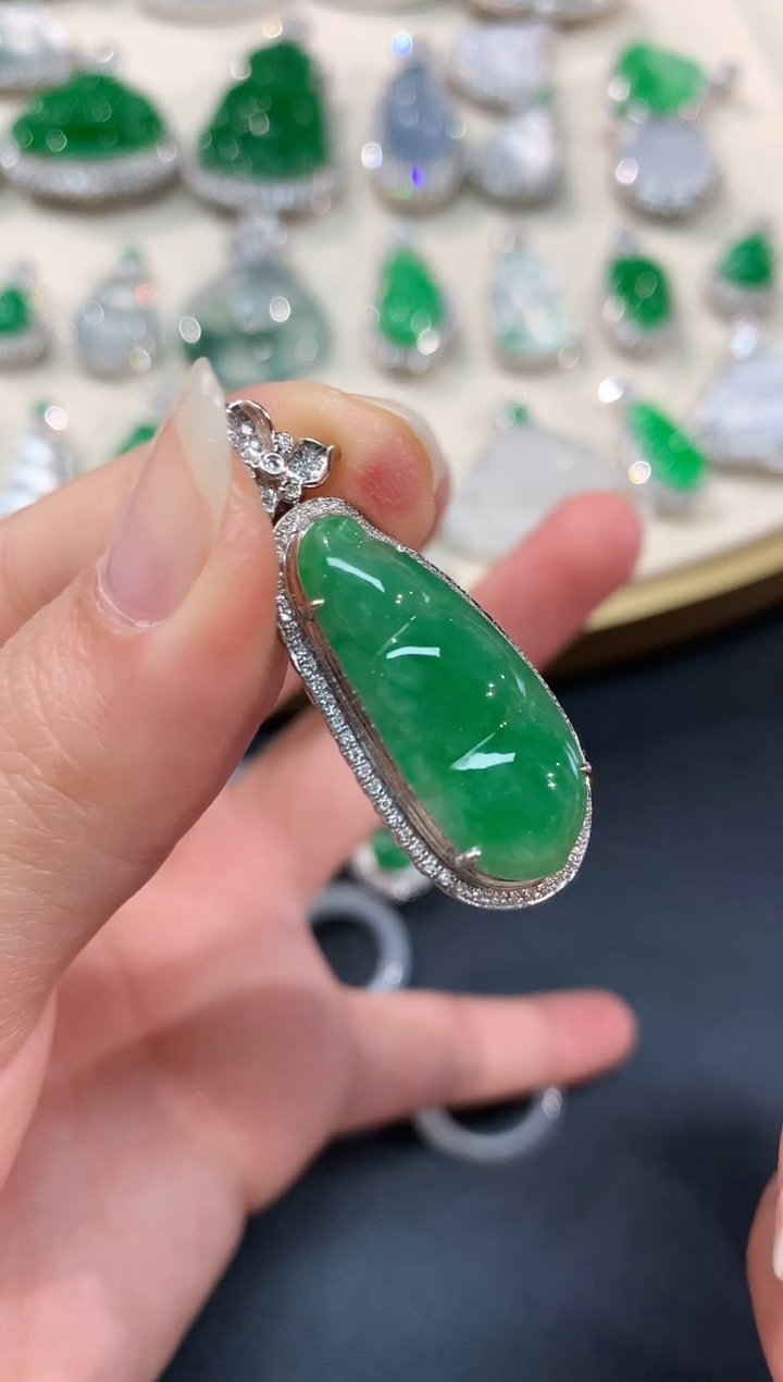 【闪购商品】翡翠吊坠(不含链)18K金镶嵌豆子A195|5200