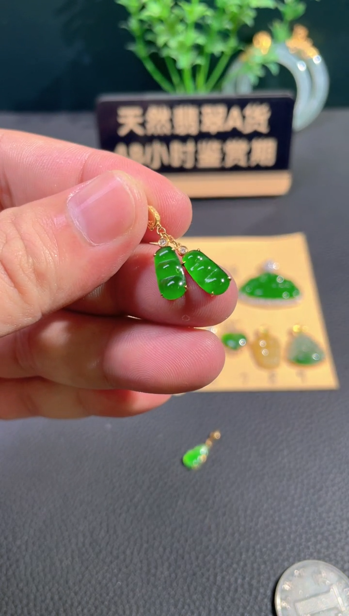 颈饰18K金镶嵌翡翠翡翠