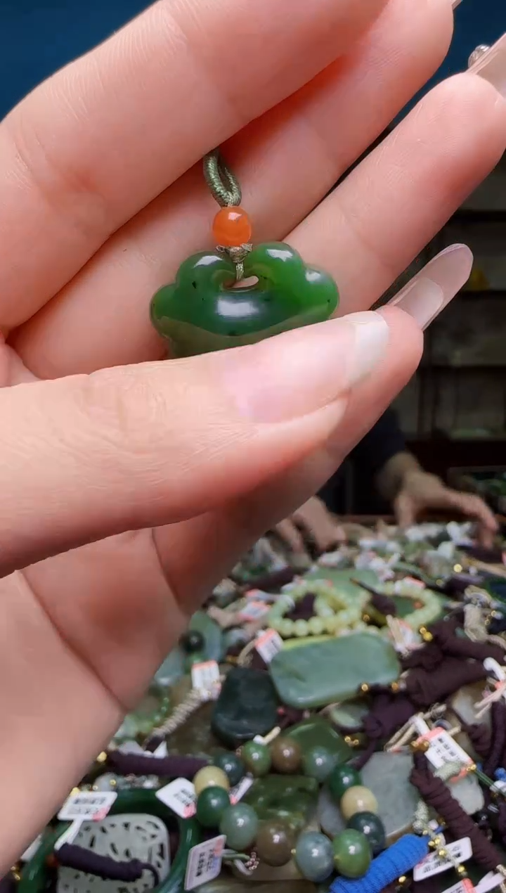 颈饰未镶嵌和田玉1