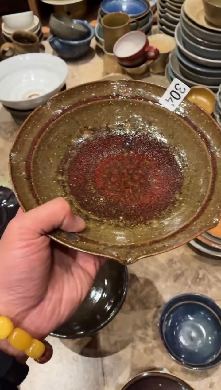 瓷片王*胖304微瑕粗陶郎红手工花瓣盘1个