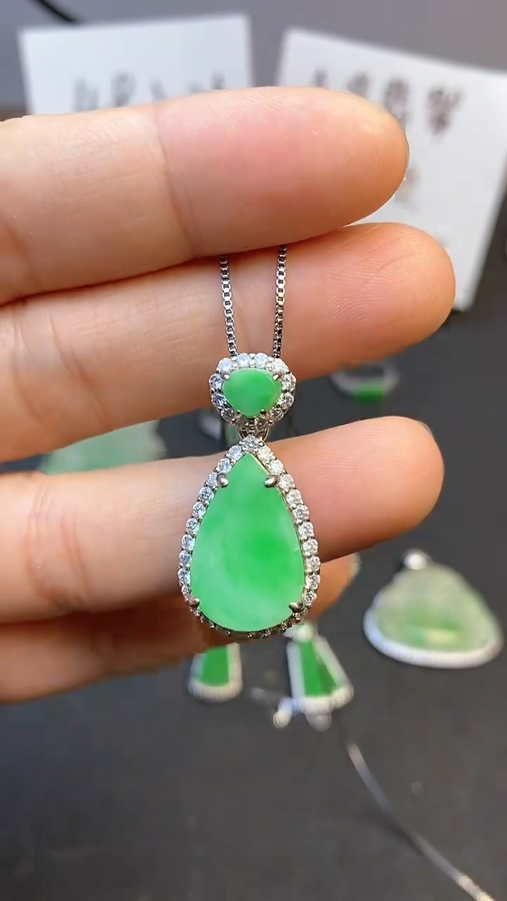 【闪购商品】翡翠吊坠(赠链)银S925镶嵌翡翠水滴吊坠
