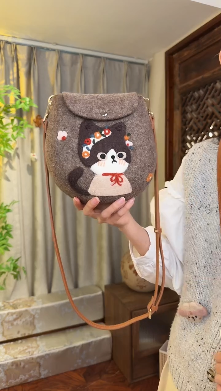 羊毛非遗羊毛毡包 蛋蛋包花环猫咪