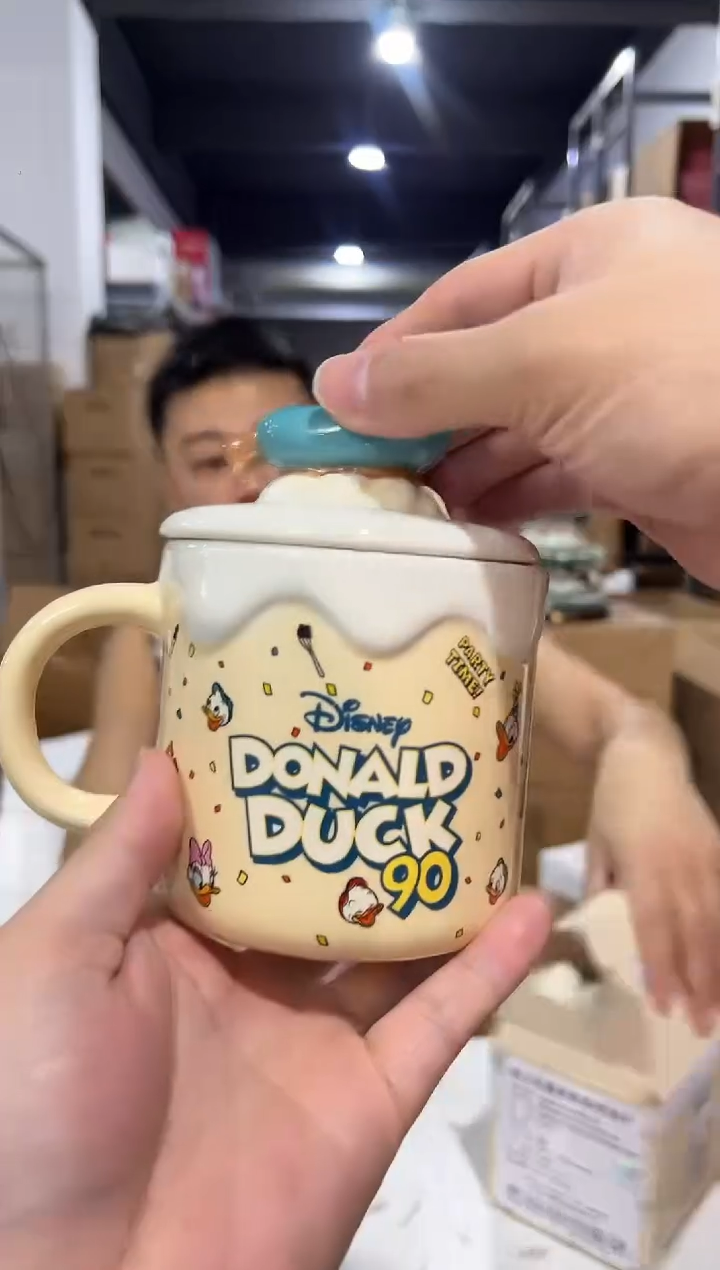 瓷片原盒90周年唐老鸭带盖杯