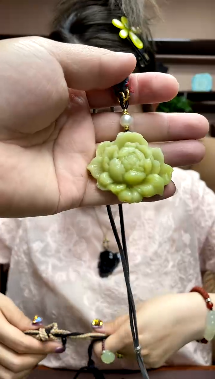 岫玉未镶嵌吊坠·